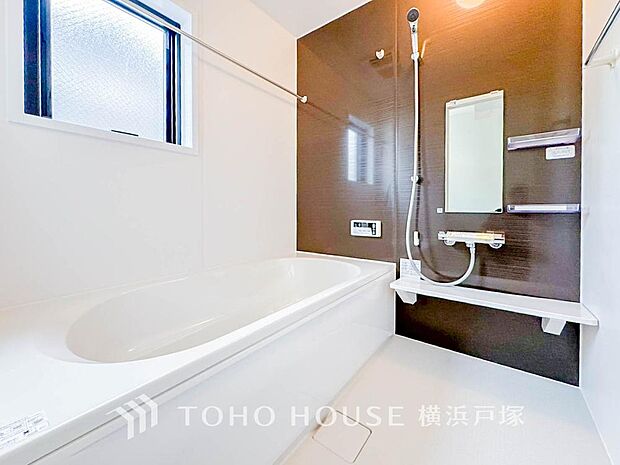 【Bathroom】上質が感じられるカラーリングで、清潔な空間美を実現。一日の疲れが癒される優雅なバスタイムを堪能できるゆとりあるバスルームです。