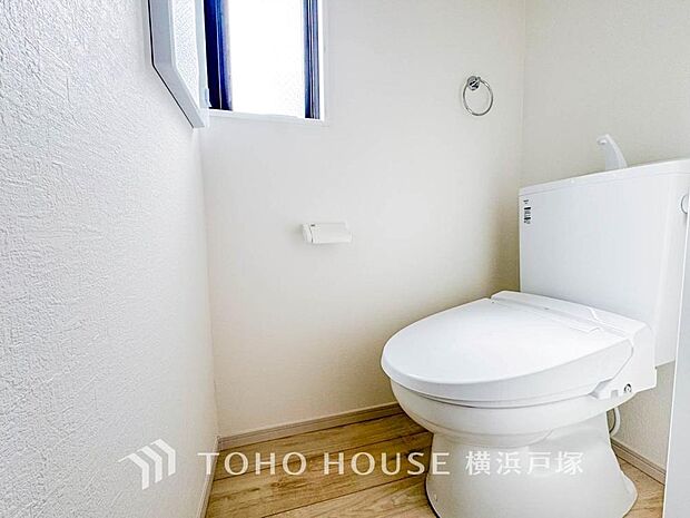 【Toilet】いつまでも清潔な空間であって頂けますように、目に留まるだけではなく、汚れをふき取り易いフロアと壁紙をチョイス致しました。毎日の生活を快適にお過ごし頂けますよう、落ち着いた雰囲気です。