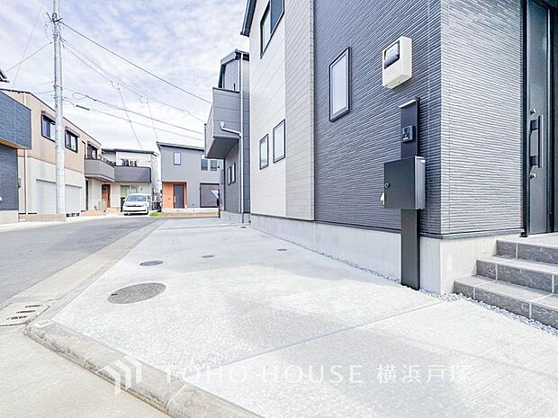 【Car space】ゆとりをもった空間設計の駐車場。マイペースで落ち着いて車庫入れできそうです。