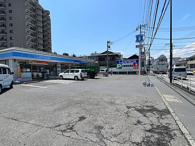 飲食料品や生活雑貨を取り揃え、周辺住民や通勤・通学者に便利なサービスを提供しています。ATMや宅配便受付などもあり、地域の暮らしをサポートしています。