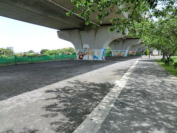 スケートボード場、BMXコース、フットサル場、ドッグランなど多彩な施設があり、雨天時も利用可能です。