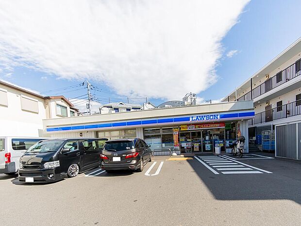 飲食料品や生活雑貨を取り揃え、周辺住民や通勤・通学者に便利なサービスを提供しています。ATMや宅配便受付などもあり、地域の暮らしをサポートしています。