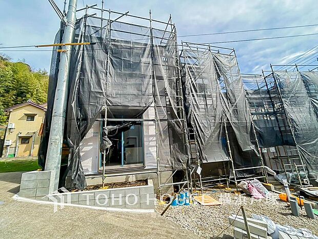 【Appearance】現在建築中の物件外観です。足場が外れ、新しい住まいが姿を現すのが楽しみですね。ご家族の理想を叶える住まいが間もなく完成します。(2026.3月撮影)