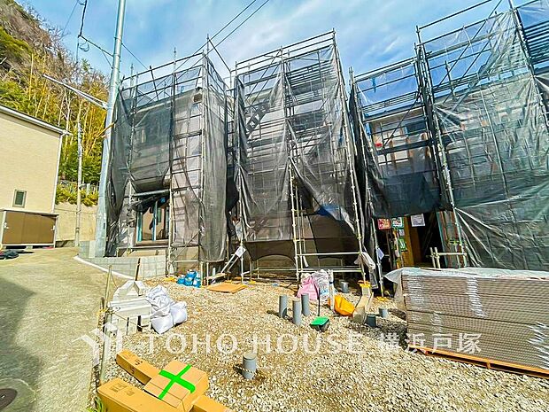 【Appearance】建設中の新築戸建てが並ぶ現地外観です。家族の夢を育む新しい住まいが、着々と完成へと近づいています。(2026.3月撮影)