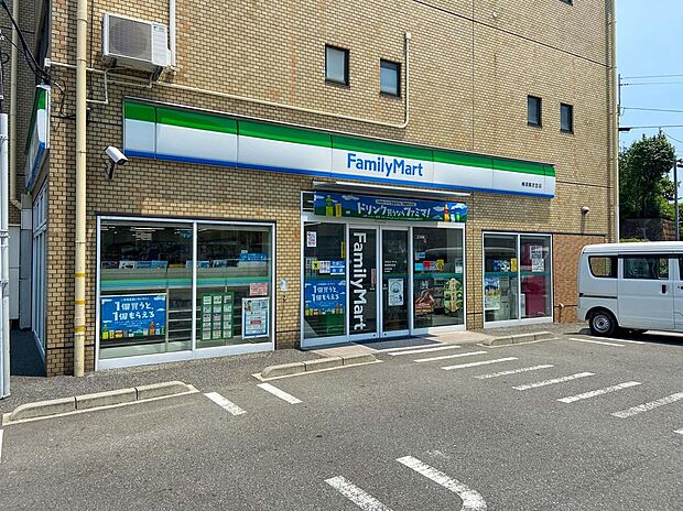 飲食料品や生活雑貨を取り揃え、周辺住民や通勤・通学者に便利なサービスを提供しています。ATMや宅配便受付などもあり、地域の暮らしをサポートしています。