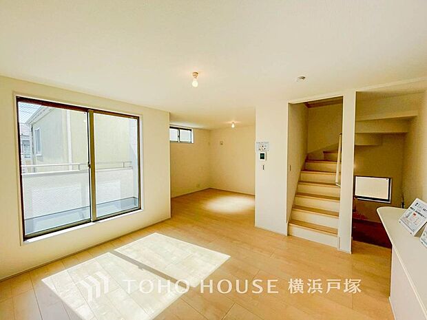 【Living room】ご家族やお客様との時間など、多くの時を刻む空間。何気なく過ぎる時でさえも上質なひと時となる快適な空間を目指して。