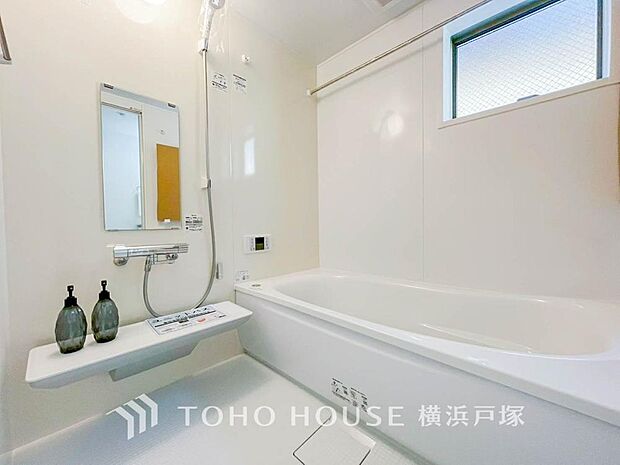 【Bathroom】上質が感じられるカラーリングで、清潔な空間美を実現。一日の疲れが癒される優雅なバスタイムを堪能できるゆとりあるバスルームです。