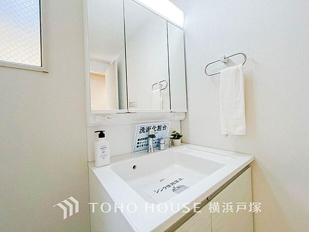 【Powder room】身だしなみのチェックがしやすい大きな鏡、下には収納がたっぷり。スッキリとした空間を演出いたします。