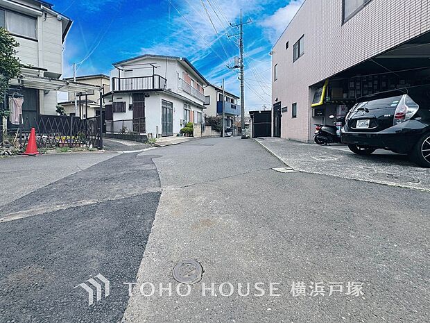 【Frontal road】周辺に建ち並ぶ邸宅も、それぞれに個性がありながらも全体的に瀟洒な雰囲気を醸し出している邸宅街の一角。