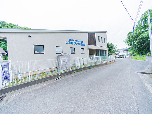 しみずがおか幼稚園(1600m)1960年に創立された幼稚園。親子分離型保育のプレスクール『ひよこの城』があるのも魅力です。