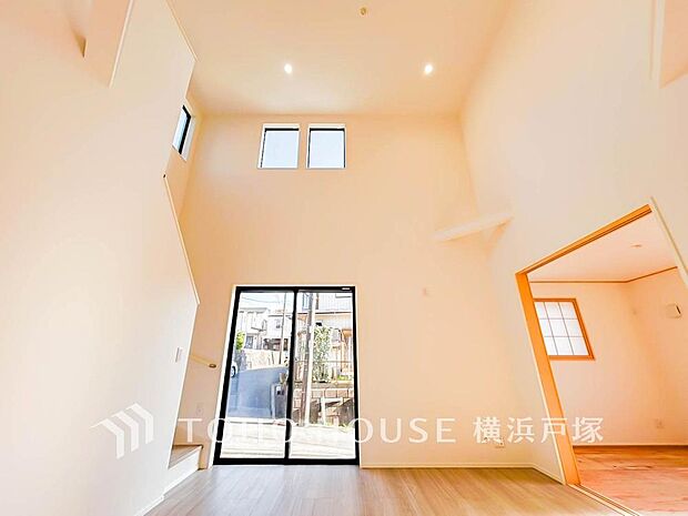 【Living room】一日の中で多くの時間を過ごすことになる住まいだからこそ、いつも穏やかな空間であるように心掛けています。構成する建材などへの配慮が、住まう方の健康を守ります。