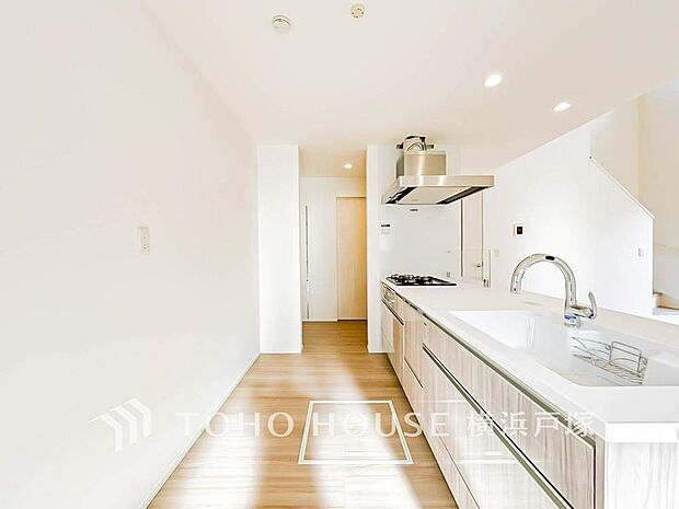 【Kitchen】家事動線やリビングとのつながりに配慮し、食事の準備や片付けなどの家事を楽しくするキッチンスペースに仕上げました。毎日使う場所だから気持よく使えて、居心地の良い空間に。