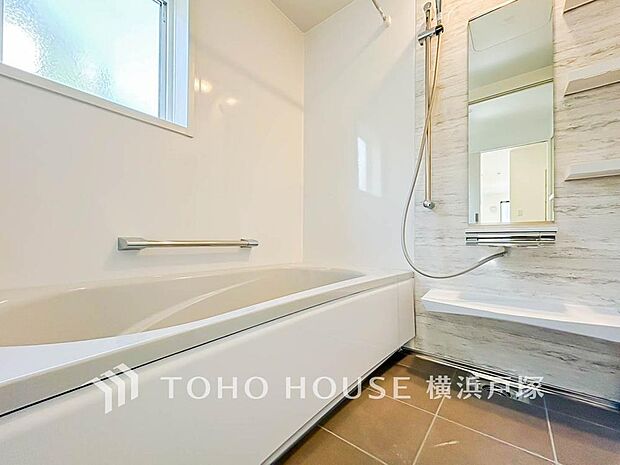 【Bathroom】快適な使い心地とゆとりある空間が1日の疲れを解きほぐすバスルーム。空間も浴槽もゆったりのびのび使えるゆとり設計。広く感じるゆとり設計で快適なリラックスタイムを過ごせます。