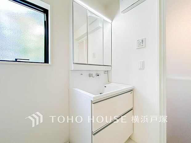 【Powder room】十分な大きさの洗面台は、身だしなみチェックや歯磨きなど、朝の慌ただしい時間でも余裕とゆとりを感じて頂けます。