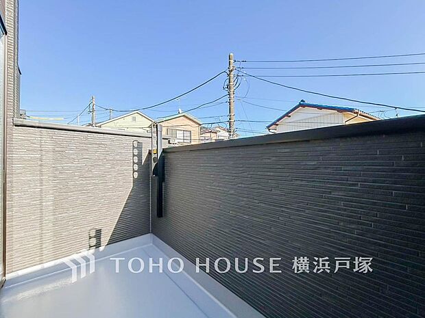 【Balcony】気持ちのいい空が見渡せる広いバルコニー。爽やかな風を感じて、心躍る素敵な暮らしがはじまります。