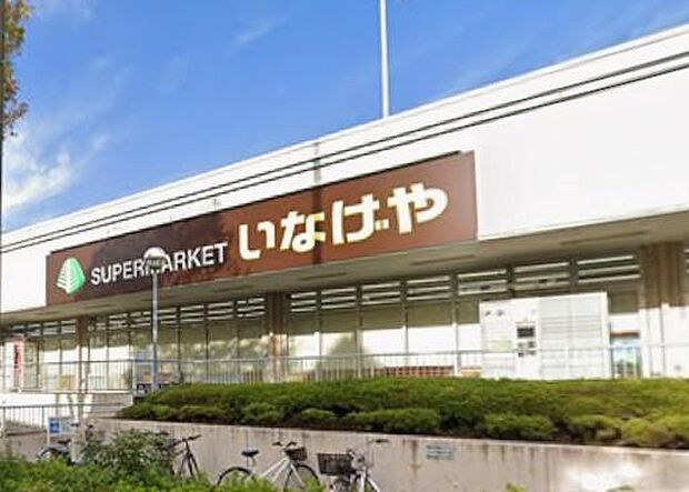 西が岡の街並みに溶け込む、活気あふれるグルメパントリー。素材の良さを活かした品揃えと充実の惣菜が、忙しい日の食卓をさりげなく、かつ豊かにアップデートしてくれる暮らしのパートナーです。