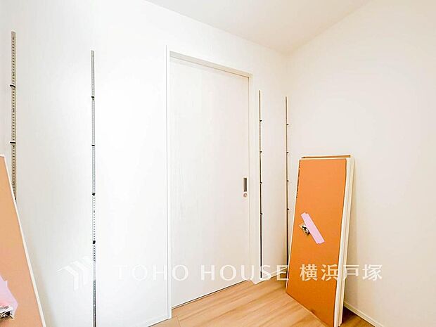 【Pantry】長期保存できる缶詰や調味料などの食品類の他、かさばるペーパーやラップ類をまとめて収納しておけます。キッチンまわりの掃除用具などを置くのにも便利ですね。