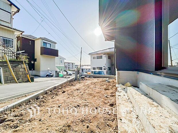 【Garden】毎日の暮らしの中に癒しを与えてくれるお庭スペース。小さなお子様の遊び場にもちょうど良い空間です。ガーデニングで色とりどりの草花を綺麗に飾ればより一層華やかな空間になります。