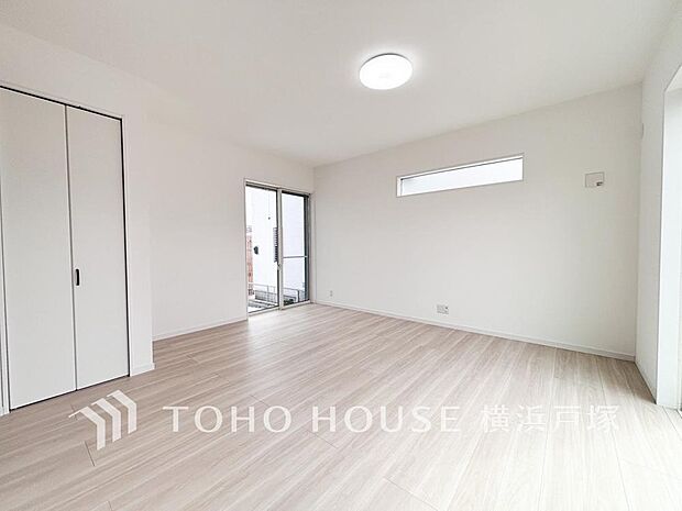 【Living room】明るく開放的な空間が広がるLDK。室内には豊かな陽光が注ぎ込み、爽やかな住空間を演出。ホームパーティーでもゲストと一緒に料理を楽しみながら楽しい時間を過ごせそう。