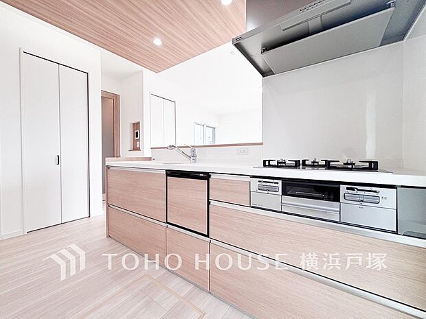 【Kitchen】手元の収納から、足元の収納までが全てスライド式で、奥のスペースまで有効に活用できます。奥まで上から見渡せるので、たまにしか使わない調理器具もサッと取出せます。