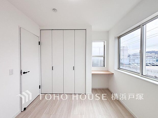 【Room】大きな窓からは快適な光を取り入れ、通気性能を上げる事で居心地の良い空間を演出します。多くの時間を過ごす住まいだからこそ、いつも快適な場所であるように心掛けています。