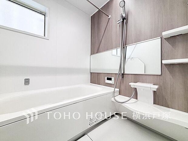 【Bathroom】1日の疲れを癒すバスルームは、心地よいリラックスを叶える清潔感溢れる美しい空間です。心からゆったりと寛いでいただけるよう、ゆとりのスペースを確保してます。