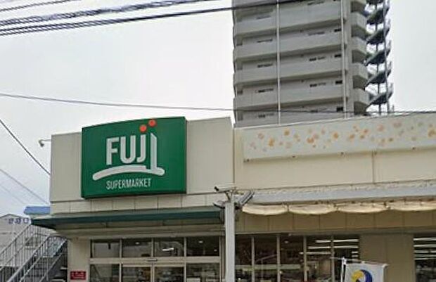 活気あふれる北久里浜の、食のメインステージ。確かな品質と豊富なバリエーションが、家族の健やかな笑顔と豊かな食卓を約束する、暮らしのリズムを軽やかに支えるマーケットです。