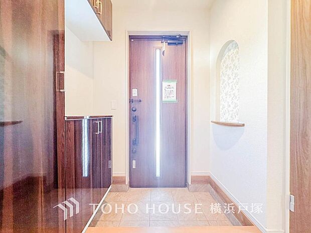【Entrance】お客様をお迎えする玄関は落ち着いた雰囲気。帰り着くたびに洗練されたテイストの空間に迎えられ誇りと喜びを感じる玄関まわりです。