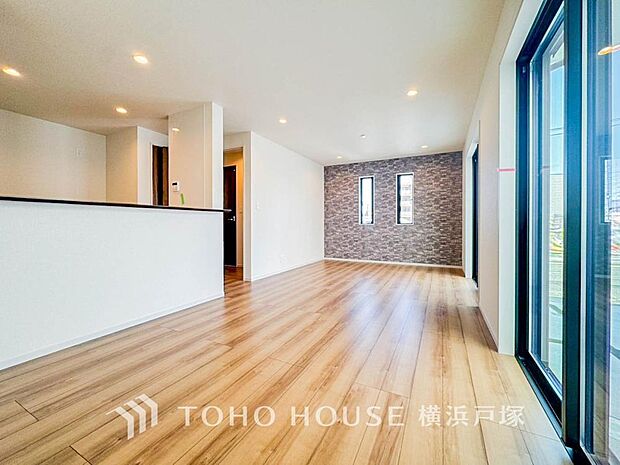 【Living room】ご家族やお客様との時間など、多くの時を刻む空間。何気なく過ぎる時でさえも上質なひと時となる快適な空間を目指して。