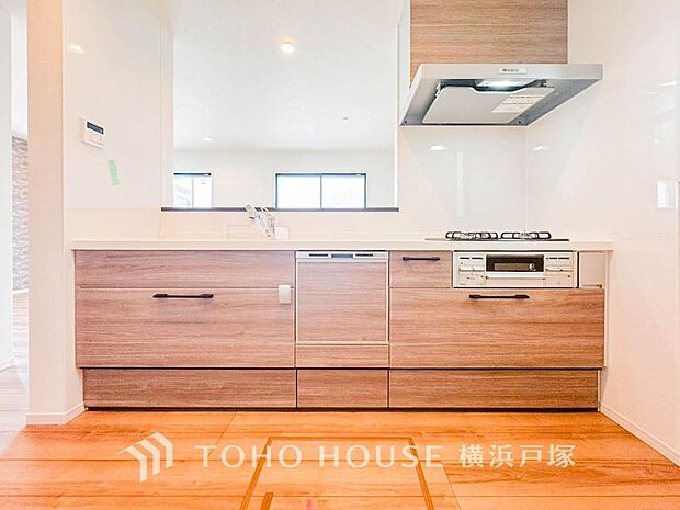 【Kitchen】使い勝手の良い設備のキッチンで効率よくお料理もできます。食する料理に家族が舌鼓を打ち自然と笑いが絶えない空気感がそこに広がります。自慢の腕をふるってください。