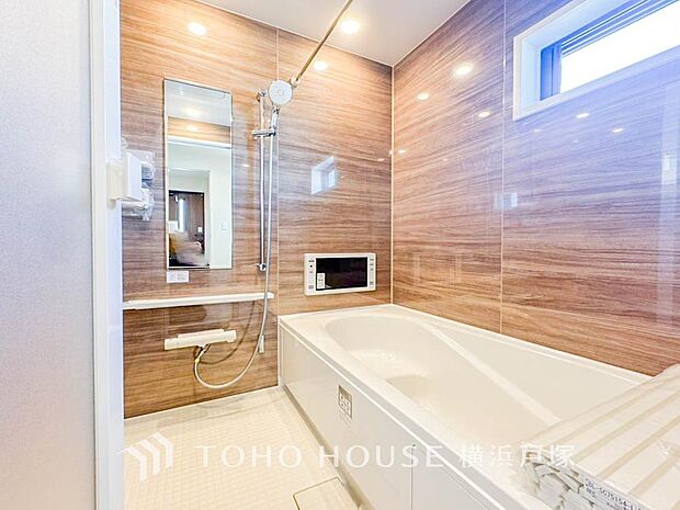 【Bathroom】掃除のしやすさ・収納の便利さなど、おふろを使う人、お手入れする人、みんなにとっての「しあわせ性能」を追求したバスルームを採用いたしました。