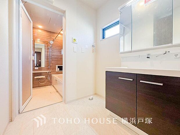 【Powder room】ご家族の1日が始まり、1日の終わりを締めくくる洗面空間。洗濯機を配置しても十分なスペースを確保した設計となっております。