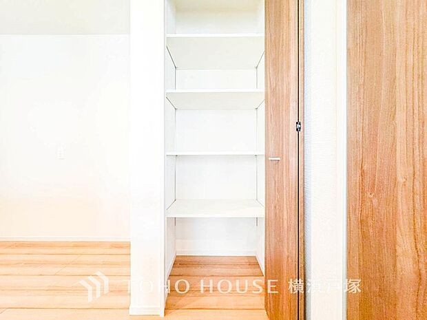 【Pantry】本邸宅にはパントリーをご用意いたしました。お買い物のストック分やその他の収納など、大容量の収納スペースとなっております。是非、現地をご確認下さい。
