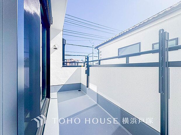 【Balcony】広いバルコニーは、暮らしの中での光と風を演出してくれています。見事なまでの開放的な空間をお楽しみください。