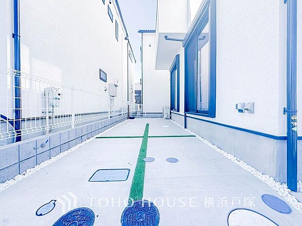 【Car space】ゆったりとした駐車スペースを確保いたしましたので、大きめのお車でも駐車可能です。自転車やバイクなど、ゆとりのある敷地で置き場所に困ることはないでしょう。