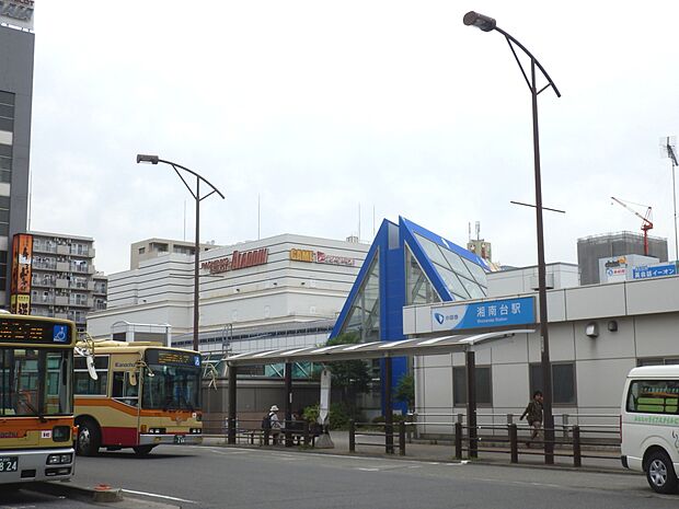 小田急江ノ島線、相鉄いずみ野線、横浜市営地下鉄ブルーラインが乗り入れる藤沢市北部の交通拠点駅。急行・快速急行停車駅で、地下に改札や自由通路があり、慶應義塾大学などへのバス路線も充実しています。