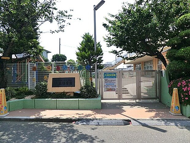 落ち着いた園舎と園庭を生かし安心できる生活を大切にした保育を行っています。遊びや集団活動を通して基本的生活習慣と社会性を育て家庭との連携も大切にしています。