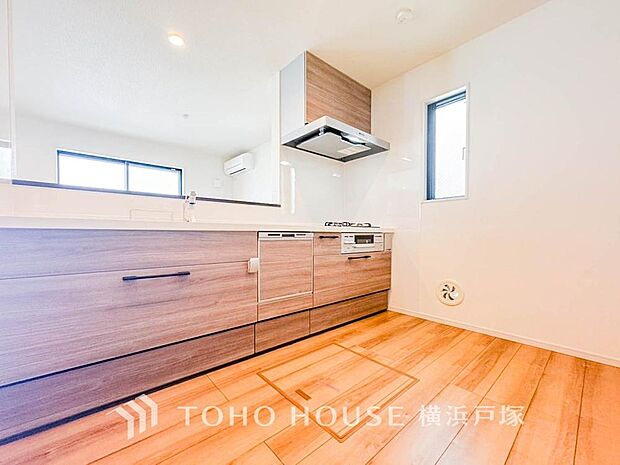 【Kitchen】家事動線やリビングとのつながりに配慮し、食事の準備や片付けなどの家事を楽しくするキッチンスペースに仕上げました。毎日使う場所だから気持よく使えて、居心地の良い空間に。