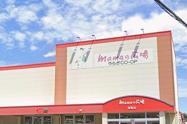 浦賀の街に温かく溶け込む、地域密着型のフレッシュマーケット。選び抜かれた旬の味覚が並び、家族の健康を願う毎日の食卓に、確かな品質と心地よい安心感を届けてくれる街のパントリーです。