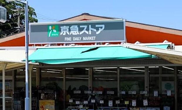 駅前の利便性と品格を兼ね備えた、洗練されたフードストア。通勤・通学帰りにサッと立ち寄れる軽快さが、忙しい現代人のライフリズムを上質な食材と確かなサービスでバックアップします。