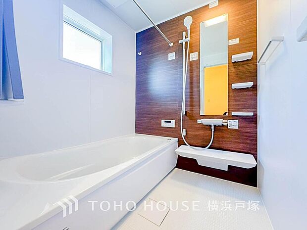 【Bathroom】快適な使い心地とゆとりある空間が1日の疲れを解きほぐすバスルーム。空間も浴槽ものびのび使えるゆとり設計。広く感じるゆとり設計で快適なリラックスタイムを過ごせます。