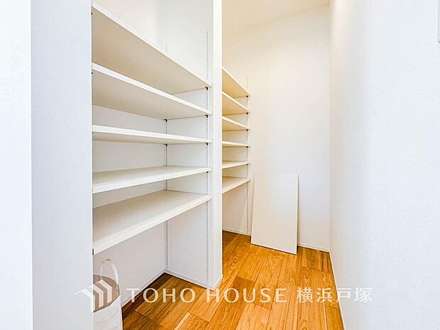 【Pantry】長期保存できる缶詰や調味料などの食品類の他、かさばるペーパーやラップ類をまとめて収納しておけます。キッチンまわりの掃除用具などを置くのにも便利ですね。