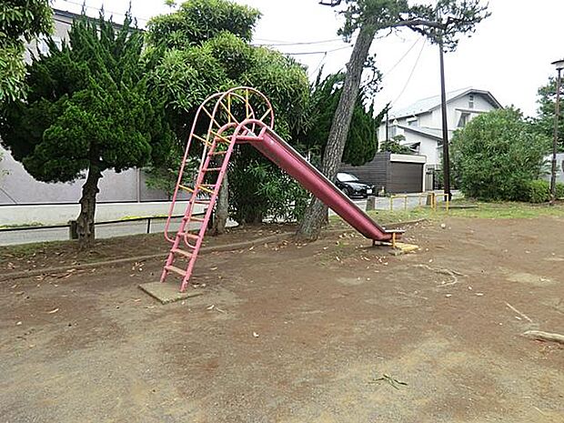 鵠沼神明の住宅街にある静かな公園です。滑り台や砂場などの基本的な遊具があり、近隣の子どもたちの遊び場や、地域の憩いの場として親しまれています。