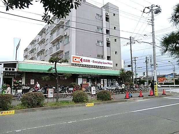 年中無休の8:30～21:30で営業しています。 駐車場は30台分を完備。店内ではお総菜、寿司、ピザ、ベーカリーなどの食品や日用品を取り扱っています。