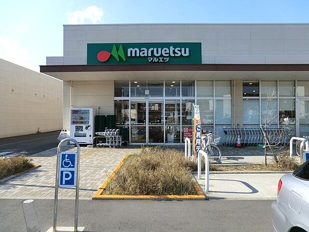 営業時間は朝9時から夜10時までで、駐車場は129台分を完備しています。品揃えが豊富で、特に新鮮な野菜や果物、惣菜や弁当が充実しています。