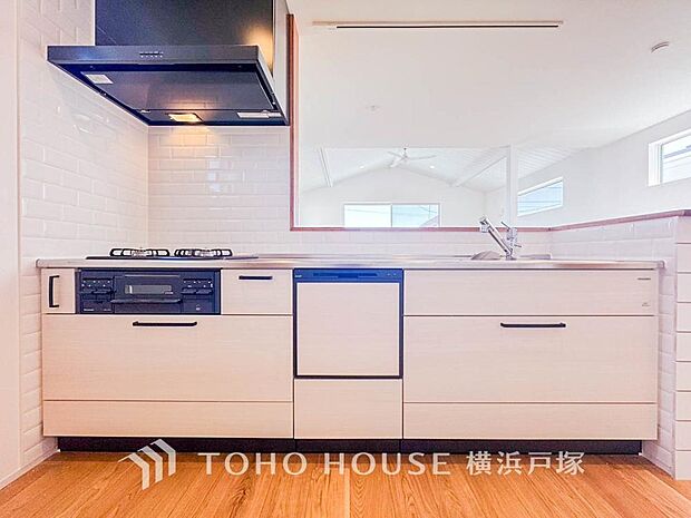 【Kitchen】誰もが使いやすいデザインにこだわったキッチン。プライベートスペースを彩るインテリアとしての美と、快適な日常を支える機能性と強さがひとつになったキッチンです。