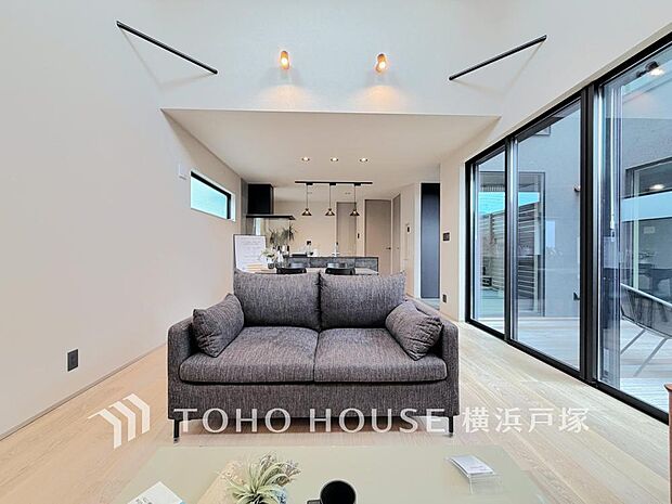 【Living room】広々としたリビングダイニングは、シックでモダンな内装。落ち着いた雰囲気に包まれて、伸びやかな空間の中で、ゆったりと家族団らんのひとときを過ごせます。