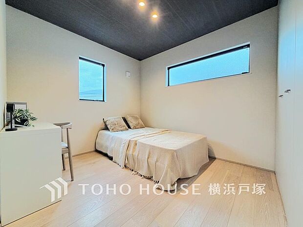 【Room】1日の疲れを癒し、心地よく寛げるようゆったりとした広さを確保しています。プライベートタイムをより優雅に穏やかに…。落ち着いた雰囲気を紡ぎます。