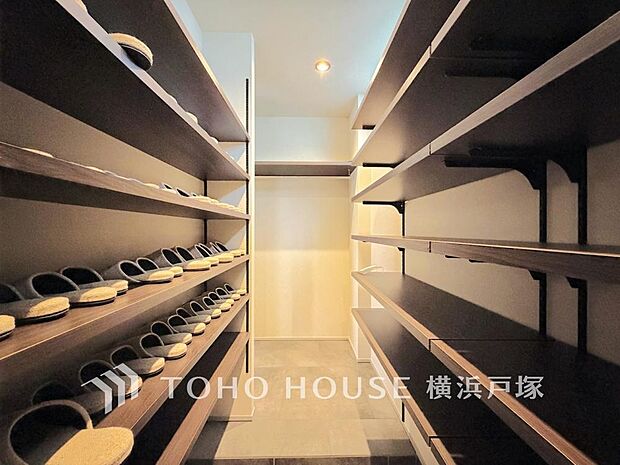 【SIC】靴を履いたまま出入りできる大型のシューズインクローゼットが設けられています。靴類だけでなく、かさばる物も収納できます。