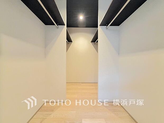 【WIC】ウォークインクローゼットを完備。お子様のおもちゃやゴルフバックなど、大きなお荷物をお持ちの方や、季節物の家電製品やキャリーバック、お荷物が多い方でも安心のスペースです。